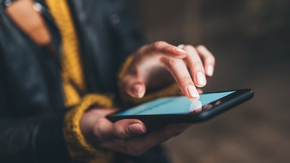 mulher a agarrar o telefone a contratar um credito pessoal online mulher a agarrar o telefone a contratar um credito pessoal online