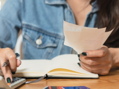 Como obter crédito pessoal online com resposta imediata? senhora sentada a mesa a fazer calculos das contas mensais